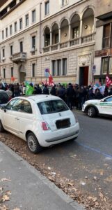 Bff Bank la protesta sindacale davanti la sede di Milano
